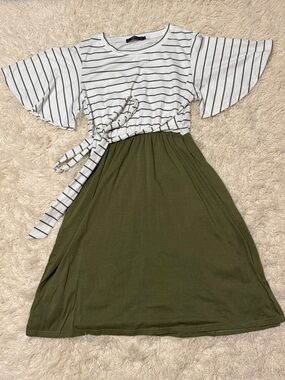 NWOT Women’s size large striped white Olive Midi Dress with flare sleeves